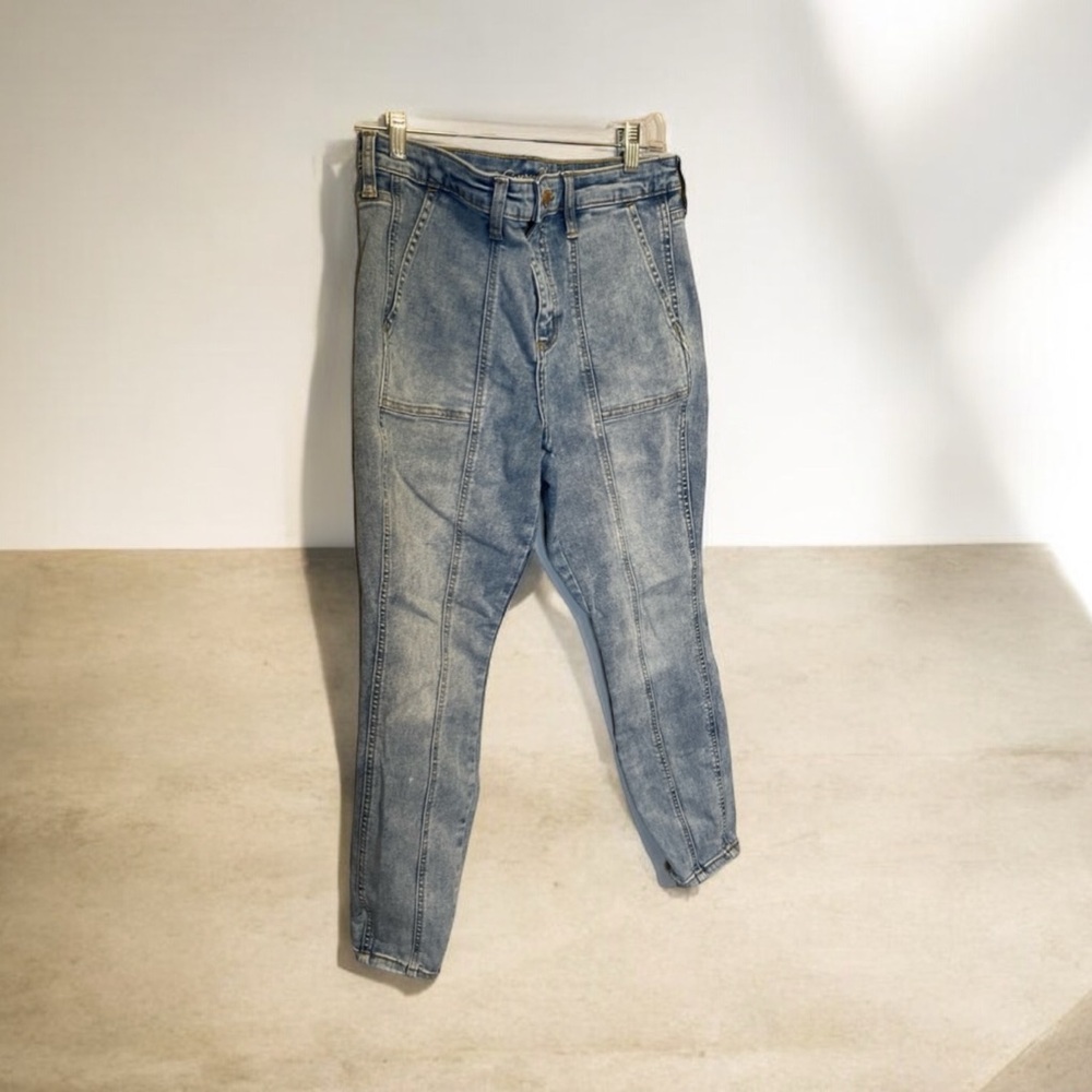 ⭐️ Universal thread straight leg light wash denim jeans 10/30 R. Worn once.